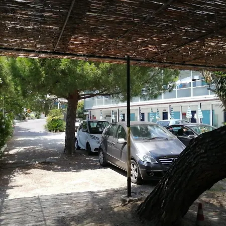 شقة فندقية Villaggio Turistico La Vesca 3*